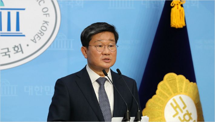 더불어민주당 전해철 의원이 28일 오후 서울 여의도 국회 소통관에서 기자회견을 갖고 원내대표 경선 출마를 선언하고 있다.(사진=연합뉴스)