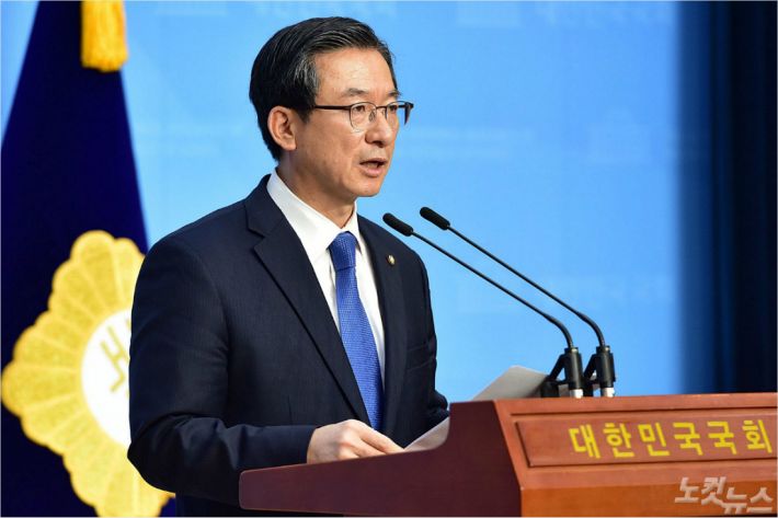 더불어민주당 정성호 의원이 지난 27일 국회 소통관에서 원내대표 경선 출마 선언을 하는 모습.(사진=윤창원 기자)