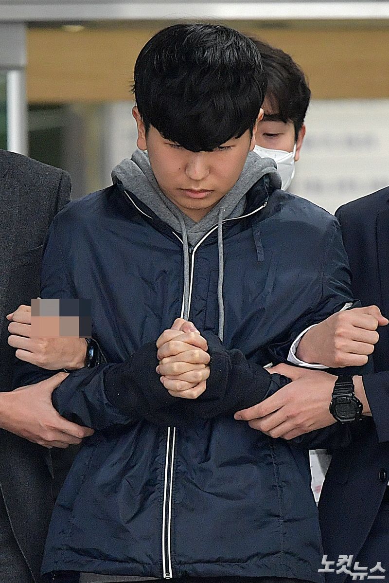 텔레그램 '박사방'에서 운영자 조주빈을 도와 성 착취물 제작·유포에 가담한 혐의로 구속된 '부따' 강훈이 지난 17일 종로경찰서에서 검찰로 송치되고 있다. (사진=박종민 기자)