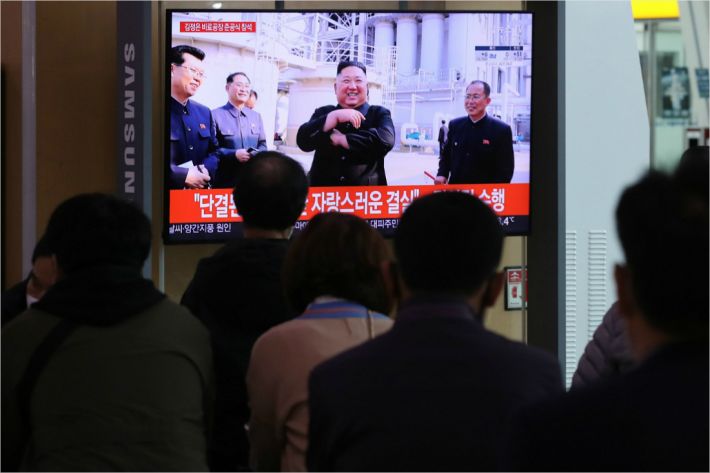 북한 김정은 국무위원장의 공개 활동 소식이 전해진 2일 서울역에서 시민들이 관련 뉴스를 TV로 시청하고 있다. (사진=연합뉴스)