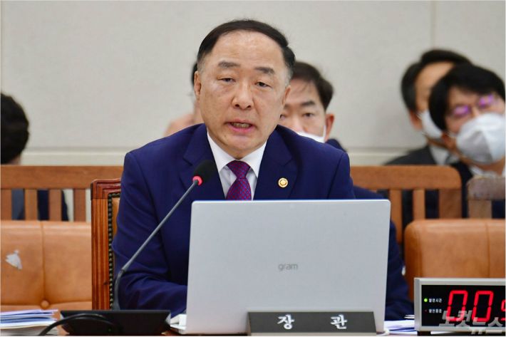 홍남기 경제부총리 겸 기획재정부 장관이 28일 국회에서 열린 기획재정위원회 전체회의에서 의원 질의를 받고 있다. 윤창원기자