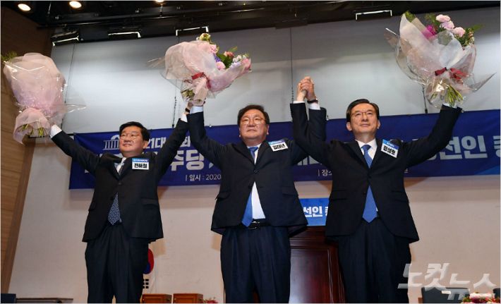 제21대 국회 더불어민주당 제1기 원내대표에 선출된 김태년 의원이 7일 오후 서울 여의도 국회 의원회관에서 열린 원내대표 선출 당선인 총회에서 전해철, 정성호 후보와 세리머니를 하고 있다.(사진=박종민 기자)