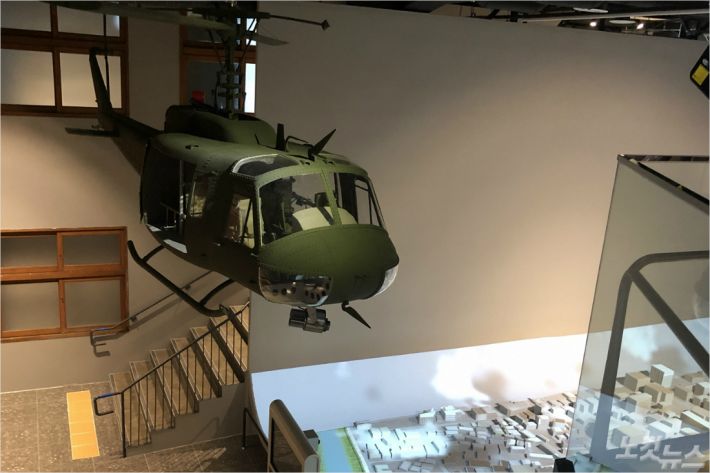 10층 매달려 있는 모형 헬기의 모습.  518 당시 헬기가 전일빌딩을 향해 사격하는 상황을 재현했다(사진=김한영 기자)