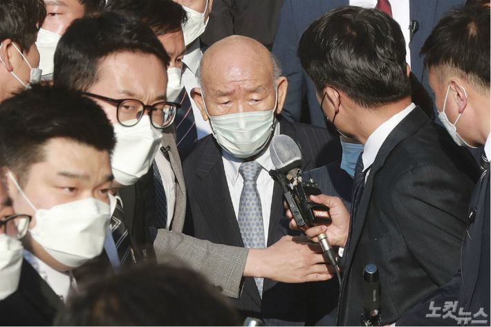 사자(死者) 명예훼손 혐의로 기소된 전두환 씨가 지난 4월 27일 피고인 신분으로 재판을 마친 뒤 광주 동구 광주지법을 나서고 있다. (사진=박종민 기자)