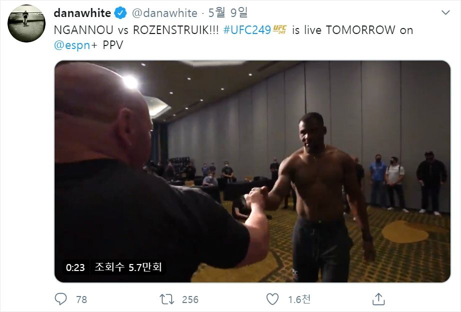 UFC 249 계체 현장에서 선수들과 주먹 인사를 하는 UFC 데이나 화이트 대표. 영상에서 화이트 대표와 참가 선수들은 마스크를 착용하고 있지 않다. (사진=데이나 화이트 트위터 캡처)