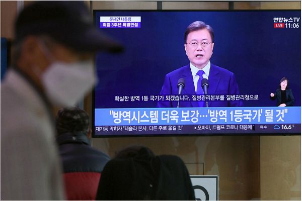 시민들이 10일 오전 서울역 맞이방에서 문재인 대통령 취임 3주년 대국민 특별연설을 TV시청하고 있다. 황진환기자