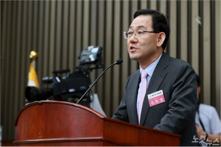 제21대 국회 미래통합당 첫 원내대표에 선출된 주호영 의원이  8일 국회에서 열린 2020년 원내대표 및 정책위의장 선출을 위한 당선자총회에서 당선 인사하고 있다. 박종민기자