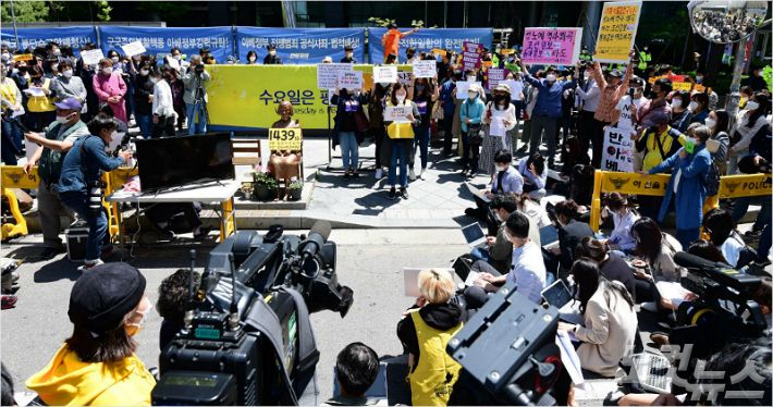 13일 오후 서울 종로구 옛 일본대사관 앞에서 후원금 논란 이후 처음으로 ‘일본군 성노예제 문제해결을 위한 정기 수요시위’ 가 열리고 있다.(사진=황진환 기자)