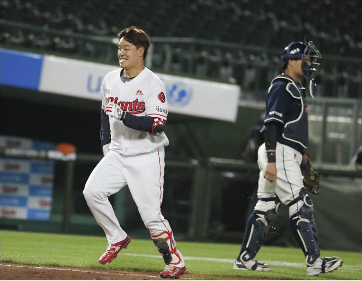 롯데 자이언츠 민병헌(사진 왼쪽)이 13일 부산 사직구장에서 열린 KBO 리그 두산 베어스전에서 9회말 끝내기 홈런을 때린 뒤 홈으로 들어오고 있다 (사진=연합뉴스)