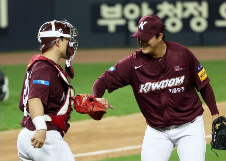 키움 히어로즈 마무리 조상우(사진 오른쪽)가 6일 광주에서 열린 KBO 리그 KIA 타이거즈의 경기에서 팀 승리를 지켜낸 뒤 포수 박동원과 함께 기뻐하고 있다 (사진=연합뉴스)