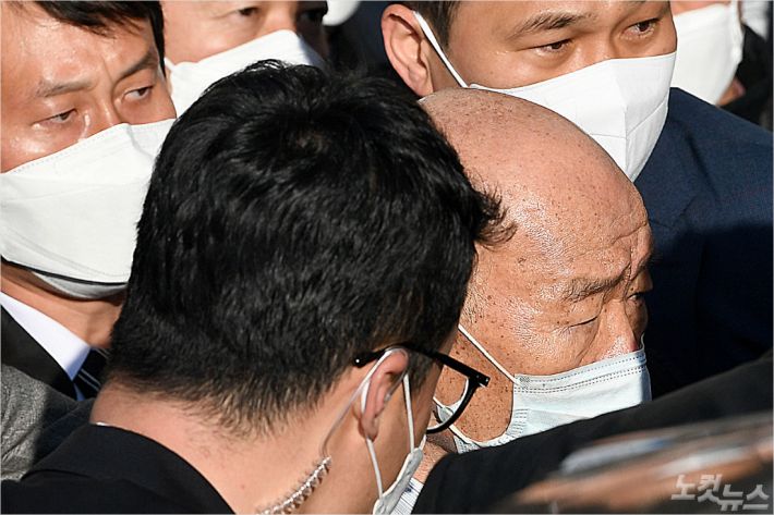 사자(死者) 명예훼손 혐의로 기소된 전두환 씨가 지난달 27일 피고인 신분으로 재판을 마친 뒤 광주 동구 광주지법을 나서고 있다. (사진=박종민 기자/자료사진)