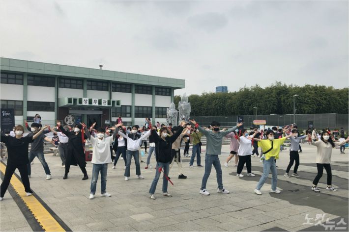 16일 청소년들이 5·18민주광장에서 '임을 위한 행진곡'에 맞춰 춤을 추고 있다. (사진=김한영 기자)