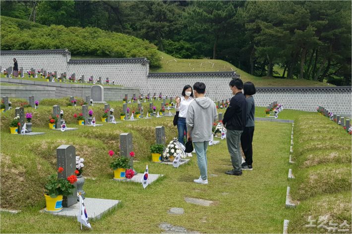 추모객들이 16일 광주 북구 운정동 국립5·18민주묘지에서 해설사의 설명을 듣고 있다. (사진=김한영 기자)