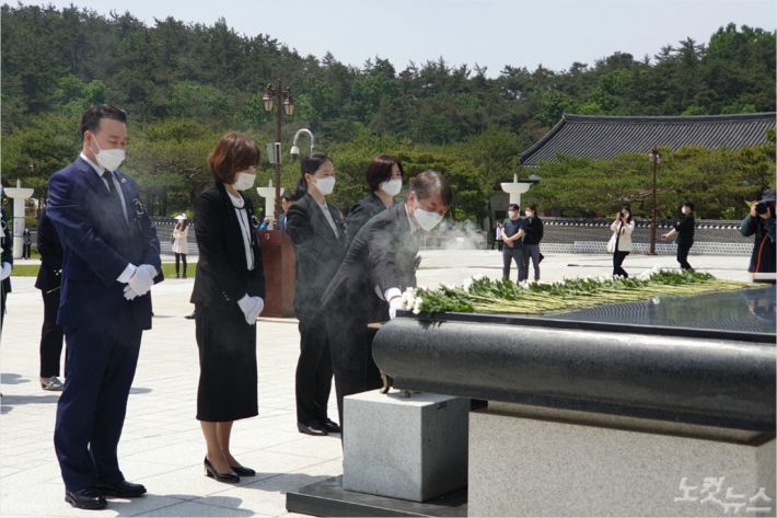 국민의당 안철수 대표가 17일 오전 국립 518 민주묘지에서 열린 518 40주년 추모제에 참석했다(사진=박요진 기자)