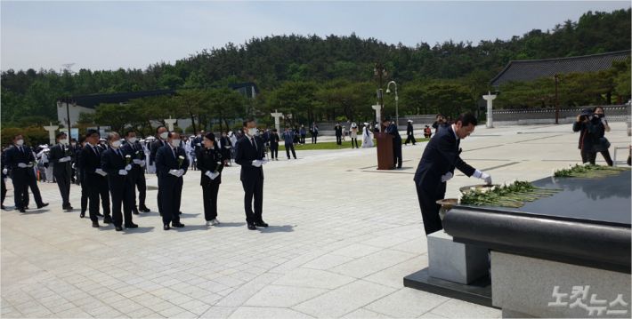 518 40주년을 하루 앞두고 17일 오전 국립 518 민주묘지에서 추모제가 거행됐다. 광주 이용섭 시장이 분향 중이다(사진=박요진 기자)