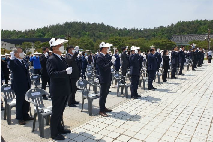 518 40주년을 하루 앞두고 국립 518 민주묘지에서 열린 추모제에 더불어민주당 김부겸 의원 등 정치인 다수가 참여했다(사진=박요진 기자)