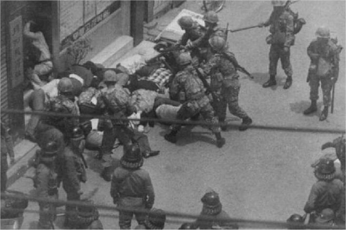 5.18 당시 시민들을 무차별적으로 진압하고 있는 계엄군. (사진=5.18기념재단 제공)