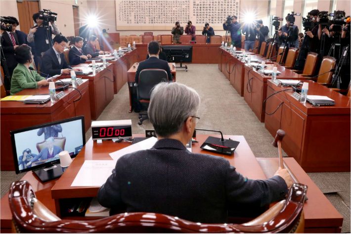 29일 오전 국회에서 열린 법제사법위원회 전체회의가 자유한국당 의원들만 참석한 가운데 열리고 있다. (검찰인사에 대한 현안 질의를 위해 열린 이날 법사위 전체회의에 더불어민주당은 일방적 개최라는 이유로 추미애 법무부 장관은 여야 합의가 이뤄지지 않아 불참했다.) 윤창원기자
