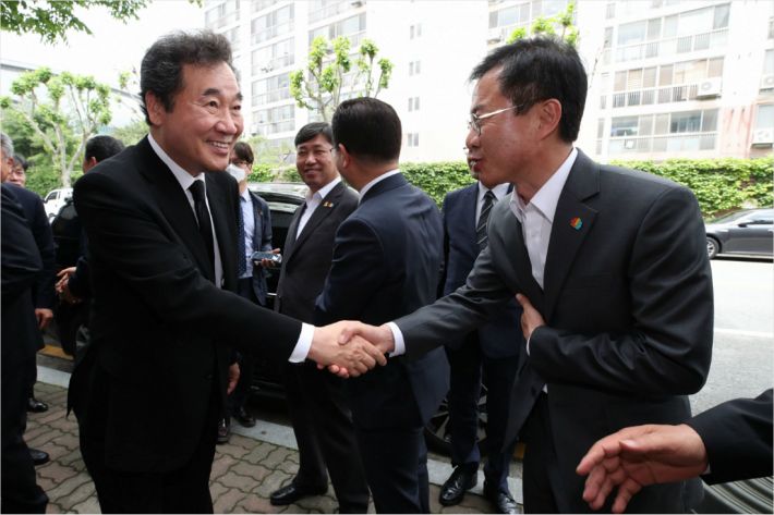 더불어민주당 이낙연 코로나19국난극복위원장이 18일 광주 상무지구의 한 음식점에서 21대 총선 호남 지역 당선인들과 오찬을 위해 입장하며 참석자들과 인사하고 있다.(사진=연합뉴스)