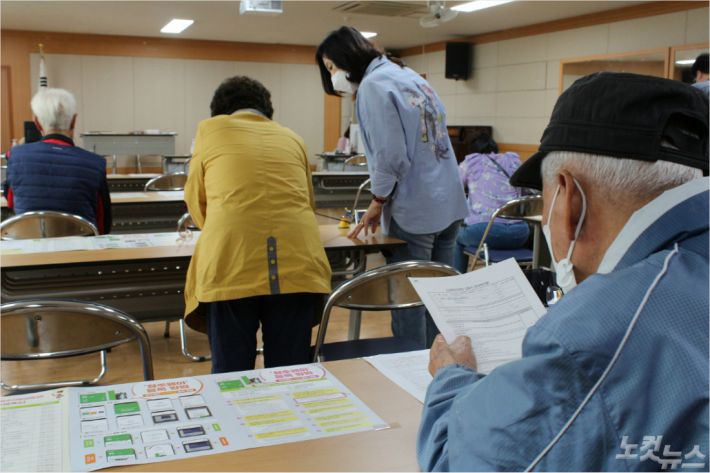 코로나19 긴급재난지원금 현장 접수 첫날인 18일 충북 청주시 내덕1동 행정복지센터를 찾은 주민들이 신청을 기다리고 있다. (사진=청주CBS 최범규 기자)