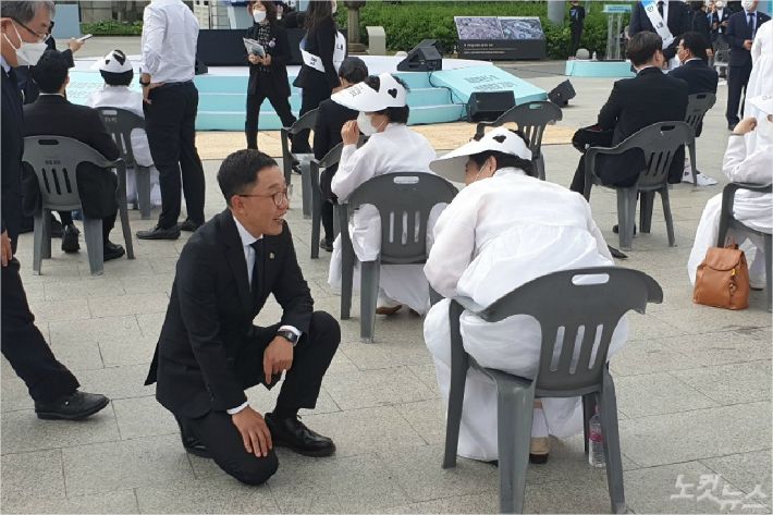 518 민주광장에서 진행된 518 40주년 기념식에 방송인 김제동이 사회자로 참석했다(사진=조시영 기자)