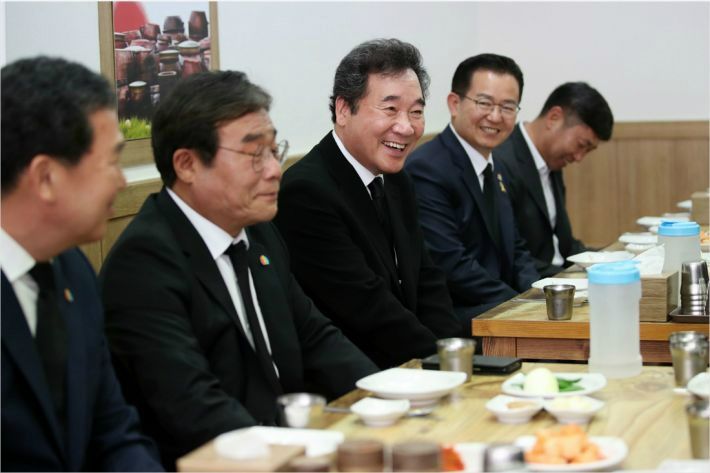 더불어민주당 이낙연 코로나19국난극복위원장이 18일 광주 상무지구의 한 음식점에서 21대 총선 호남 지역 당선인들과 오찬을 하고 있다.(사진=연합뉴스)