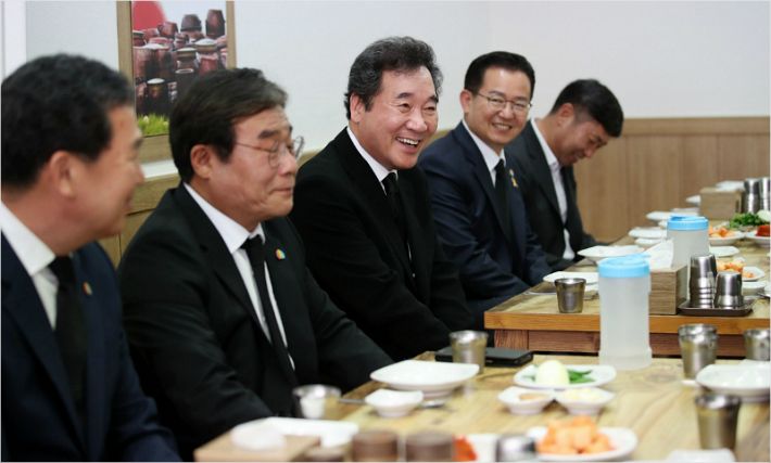더불어민주당 이낙연 코로나19국난극복위원장이 18일 광주 상무지구의 한 음식점에서 21대 총선 호남 지역 당선인들과 오찬을 하고 있다.(사진=연합뉴스)