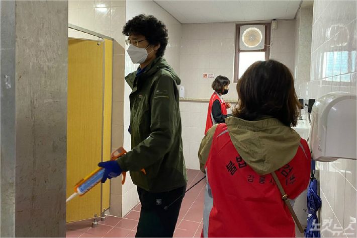 강릉원주대는 지난 19일부터 이틀 동안 학내 불법 촬영 카메라가 설치 여부에 대한 정기 점검을 시행했다. (사진=강릉원주대 제공)