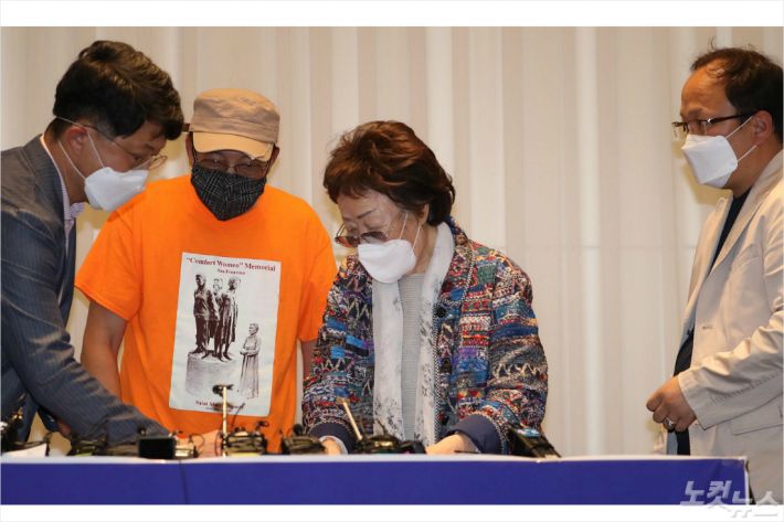 일본군 위안부 피해자 이용수 할머니가 25일 오후 대구 수성구 만촌동 인터불고 호텔에서 기자회견을 갖기 위해 입장하고 있다. 이한형기자