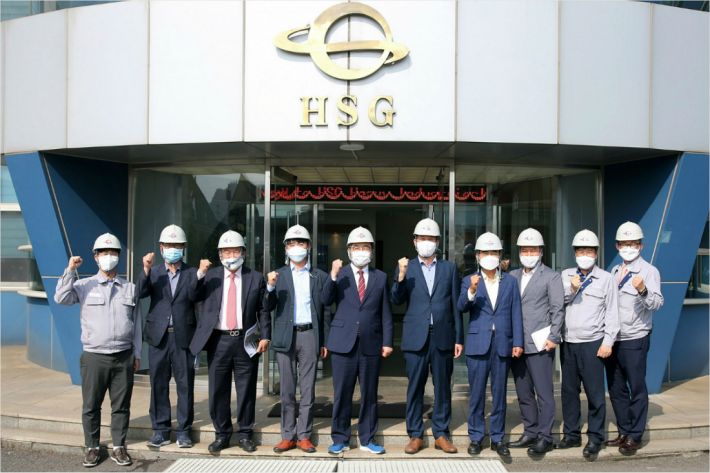 허성무 창원시장이 26일 성산구 신촌동 HSG중공업㈜를 방문해 회사 임원진들과 기념사진을 찍고 있다. (사진=창원시 제공)