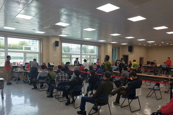 순천시 왕조1동에서 긴급재난지원금 신청 배부가 이뤄지는 모습. (사진=순천시 제공)