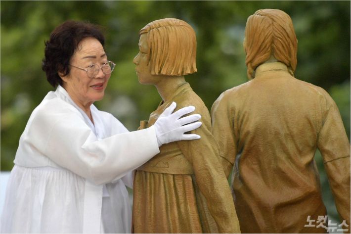 일본군 위안부 피해자 기림의 날인 지난 2019년 8월 14일 오후 서울 중구 남산의 조선신궁터 인근에서 열린 '일본군 위안부 피해자 기림비' 동상 제막식에서 이용수 할머니가 제막된 동상을 어루만지고 있다. (사진=박종민 기자/자료사진)