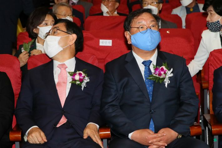 제21대 국회 개원을 하루 앞둔 29일 국회 의원회관에서 열린 문희상 국회의장 출판기념회 및 퇴임식에서 더불어민주당 김태년 원내대표(오른쪽)와 미래통합당 주호영 원내대표가 나란히 앉아 다른 곳을 바라보고 있다. (사진=연합뉴스)