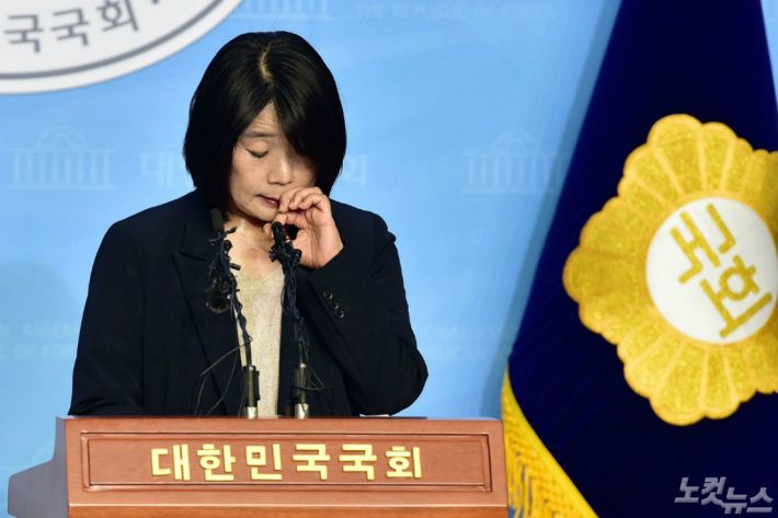 정의기억연대(정의연) 회계 부정의혹 등을 받고 있는 윤미향 더불어민주당 당선인이 29일 오후 국회에서 21대 국회 개원을 하루 앞두고 각종 의혹에 대한 입장을 밝히고 있다. (사진=윤창원 기자)