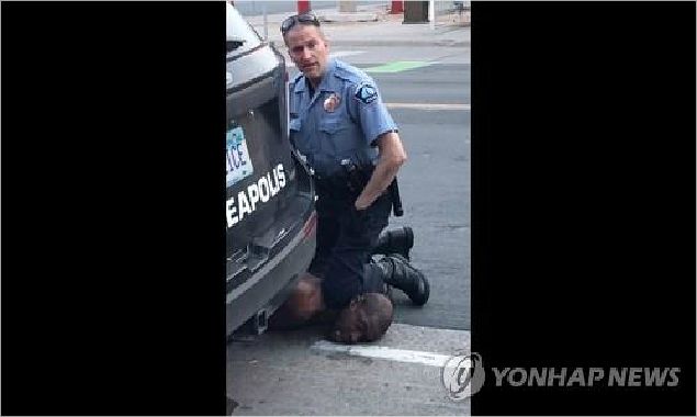 경찰관들의 체포 과정에서 숨진 조지 플로이드(아래)를 경찰관 데릭 쇼빈이 무릎으로 제압한 모습(사진=연합뉴스)