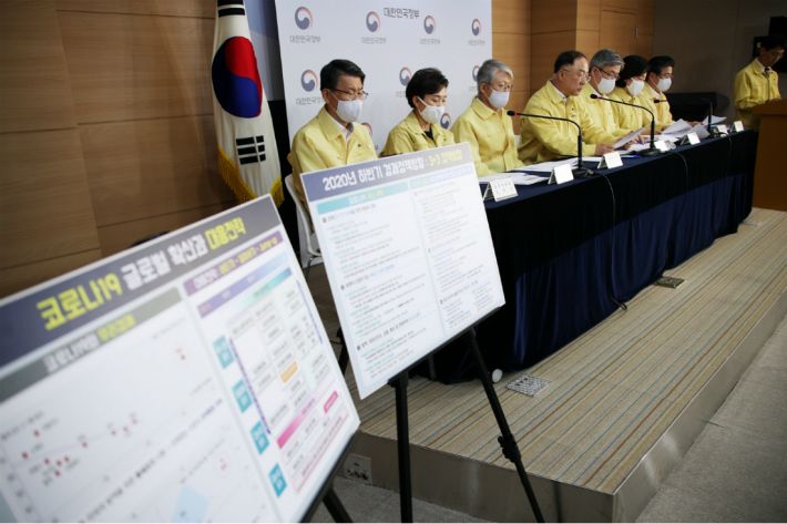 홍남기 경제부총리 겸 기획재정부 장관이 1일 오후 정부서울청사에서 2020년 하반기 경제정책방향 관계부처 합동브리핑을 하고 있다. (사진=연합뉴스)