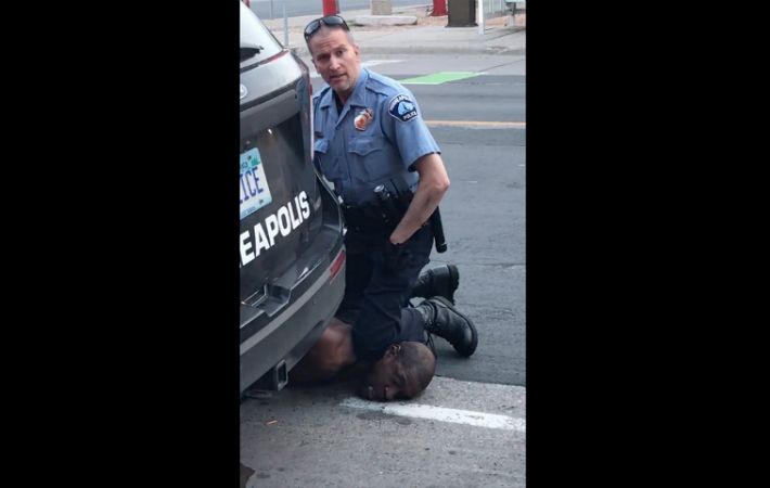 비무장 흑인 조지 플로이드의 목을 백인 경찰 데릭 쇼빈이 무릎으로 짓누르고 있다. (사진=연합뉴스)