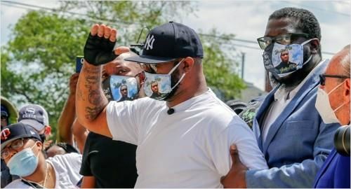 숨진 조지 플로이드의 형제 테런스 플로이드가 1일(현지시간) 조지가 숨진 미 미네소타주 미니애폴리스의 현장을 찾아 둘러보고 있다.(사진=연합뉴스)