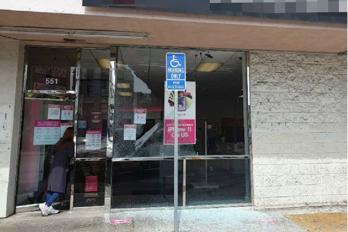 유리창 깨진 LA 한인타운 상점 (사진=연합뉴스)
