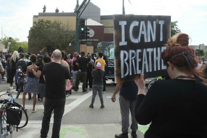한 시위 참가자가 '숨을 쉴 수 없다(I can't breathe)'라고 적힌 피켓을 들고 서 있는 모습. (사진=연합뉴스)