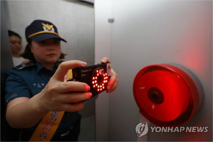 서울 종로구의 한 공공화장실에서 종로구청 여성안심 보안관이 몰래카메라 등 불법촬영 장비를 검색하고 있다. (사진=연합뉴스)
