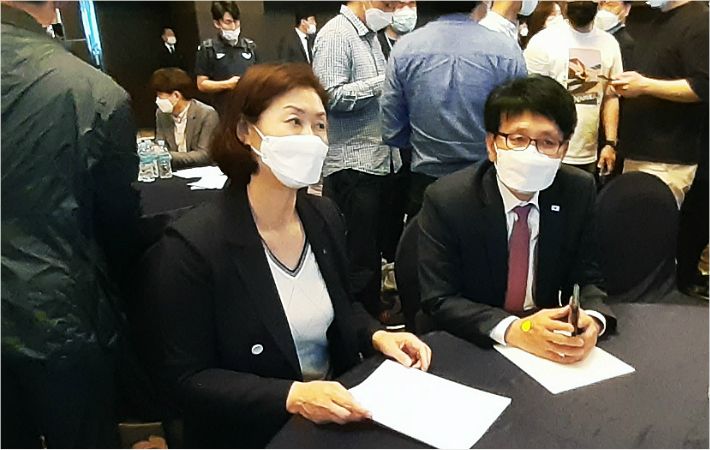 여자배구 외국인선수 트라이아웃 현장에서 취재진의 질문에 대답하고 있는 흥국생명 박미희 감독(왼쪽)과 김여일 단장 (사진=노컷뉴스)