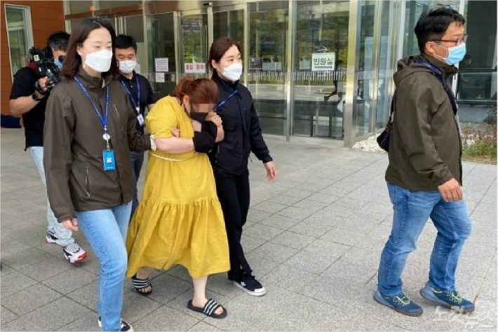 A군을 여행가방에 가둔 계모 B씨가 지난 3일 구속영장실질심사를 받기 위해 천안지원으로 향하고 있다. (사진=자료사진)