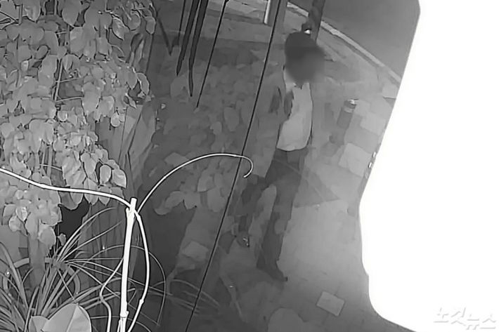 1일 오후 11시 20분쯤 부산지검 A 부장검사가 부산 부산진구의 한 길거리에서 여성의 어깨에 손을 올린 뒤, 피해 여성을 향해 팔을 들어올리는 모습. (사진=독자 제공)