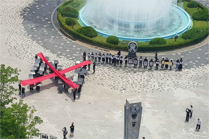 5일 n번방에 분노하는 광주 사람들이 광주 동구 5·18민주광장에서 n번방의 n알파벳 위에 X를 그려 n번방 폐지를 촉구하는 퍼포먼스를 진행했다(사진=김한영 기자)