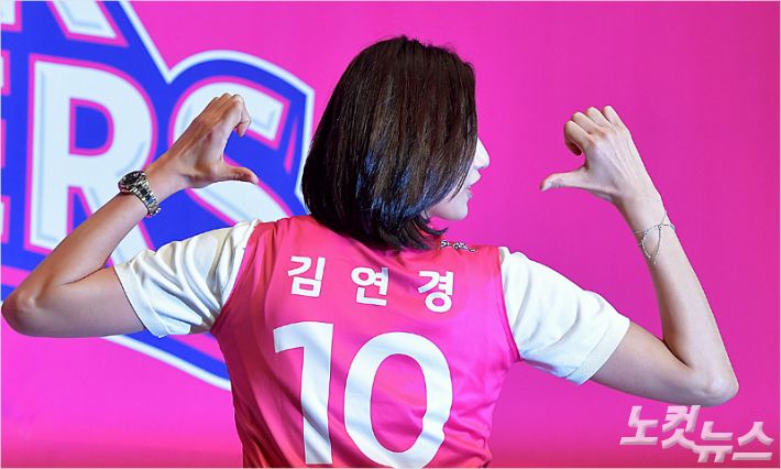 V-리그 여자부 흥국생명이 지난 11년 동안 비워뒀던 등 번호 10번의 주인공은 바로 '배구여제' 김연경이었다.(서울=박종민기자)