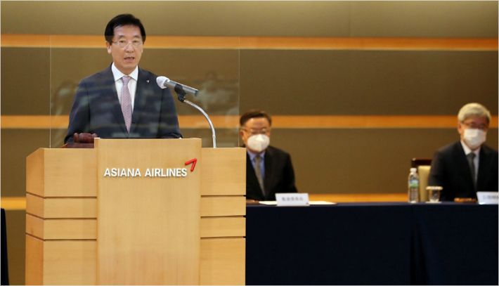 15일 오전 서울 강서구 오쇠동 아시아나항공 본사에서 열린 임시 주주총회에서 한창수 아시아나항공 사장이 인사말을 하고 있다. (사진=연합뉴스)