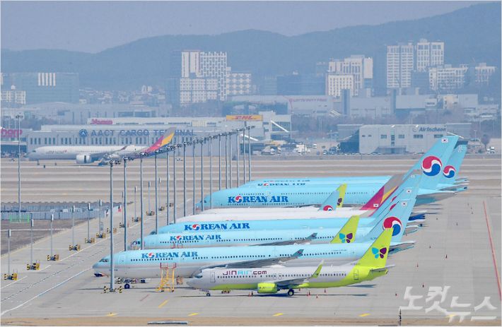 한국발 방문객의 입국을 금지하거나 검역을 강화하는 입국 제한 조치를 취하는 지역이 81곳으로 증가한 가운데 지난 3월 인천국제공항 주기장에 운항이 없는 여객기들이 세워져 있다. (사진=박종민 기자/자료사진)