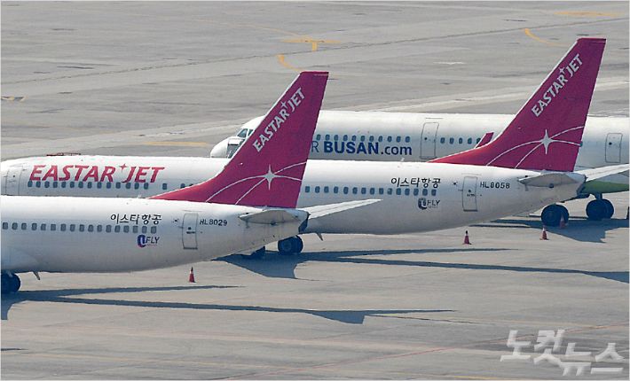 이스타항공이 코로나19 사태 장기화로 국제선에 이어 국내선 운항도 중단하기로 결정한 가운데 지난 3월 서울 강서구 김포공항에 이스타항공 항공기가 주기돼 있다. (사진=박종민 기자/자료사진)