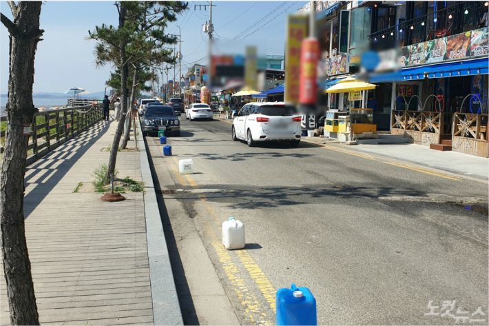 제부도 해수욕장 인근 음식점이 도로에 높은 물통. (사진=이준석 기자/자료사진)